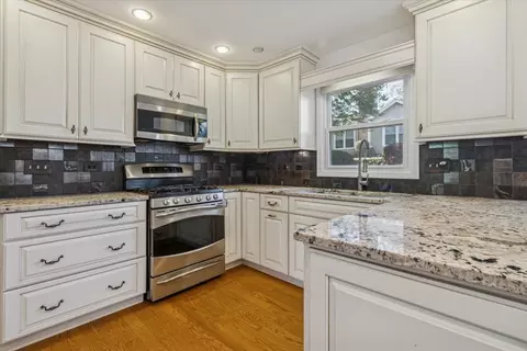 Kitchen - 417 River Bluff Cir, Naperville, IL 60540 photo 1 of 2