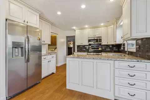 Kitchen - 417 River Bluff Cir, Naperville, IL 60540 photo 2 of 2