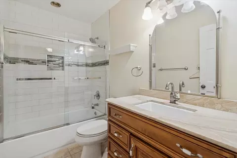 Bath - 417 River Bluff Cir, Naperville, IL 60540 photo 2 of 3
