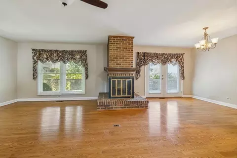 Living - 417 River Bluff Cir, Naperville, IL 60540 photo 2 of 4