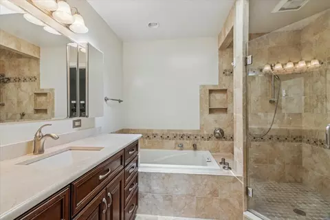 Bath - 417 River Bluff Cir, Naperville, IL 60540 photo 1 of 3