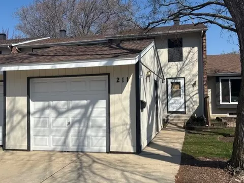 211 Applewood Ln, Bloomingdale, IL 60108