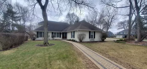 26 W055 Cree Ln, Wheaton, IL 60189