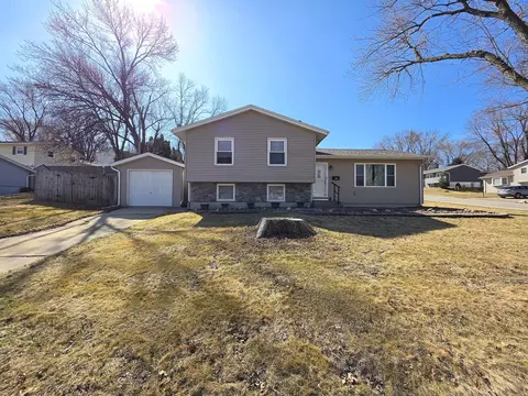 315 Colony Dr, Davenport, IA 52806