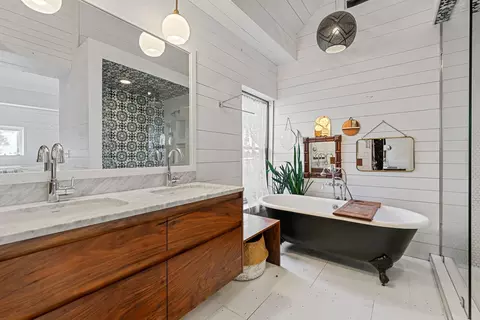 Bath - 2522 N Springfield Ave, Chicago, IL 60647 photo 3 of 4
