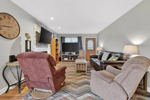 Living - 109 Doe Cir, Morris, IL 60450 photo 2 of 4