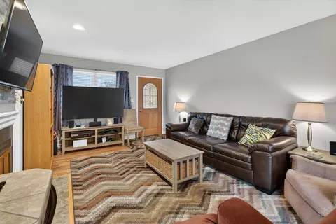 Living - 109 Doe Cir, Morris, IL 60450 photo 1 of 4