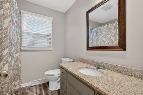 Bath - 109 Doe Cir, Morris, IL 60450 photo 1 of 2