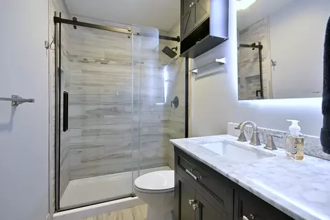 Bath - 910 Greenfield Dr, Aurora, IL 60506 photo 1 of 2