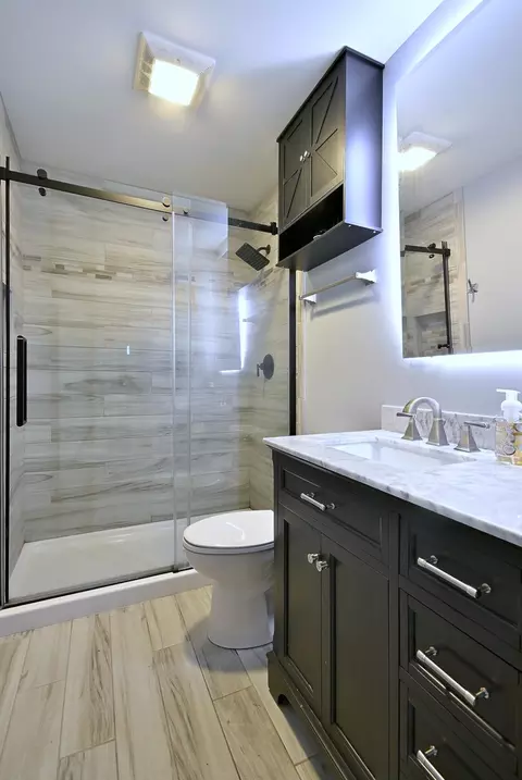 Bath - 910 Greenfield Dr, Aurora, IL 60506 photo 2 of 2