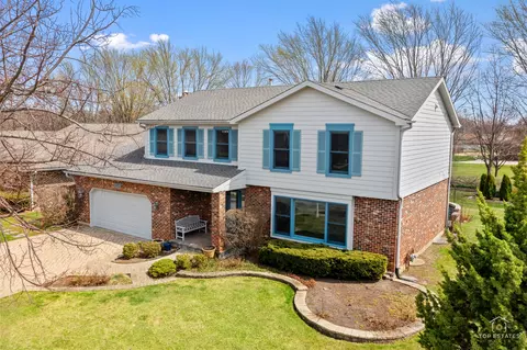 225 Fairway Dr, Prospect Heights, IL 60070