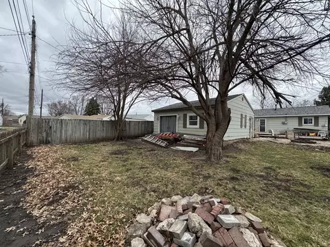 Exterior - 450 E 7th Street Ct E, Milan, IL 61264 photo 5 of 7