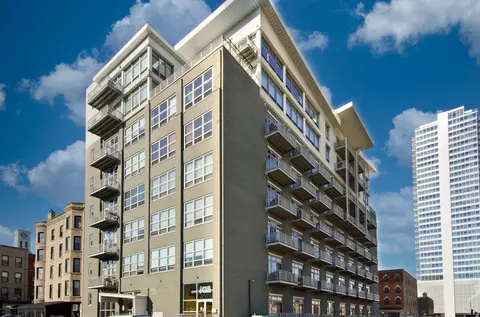 770 W Gladys Ave #604, Chicago, IL 60661