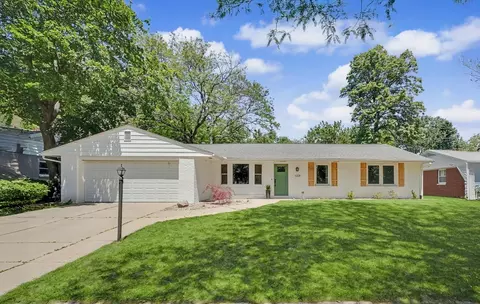Exterior - 1008 Devonshire Dr, Champaign, IL 61821 photo 2 of 6
