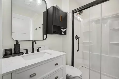 Bath - 1008 Devonshire Dr, Champaign, IL 61821 photo 1 of 2