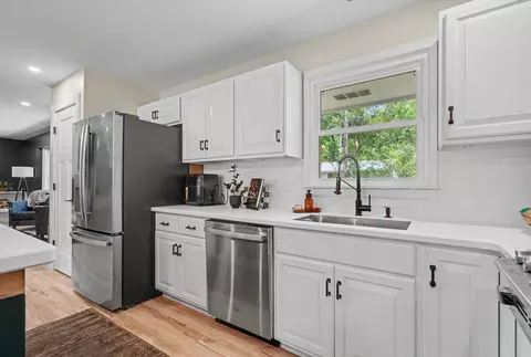 Kitchen - 1008 Devonshire Dr, Champaign, IL 61821 photo 5 of 7