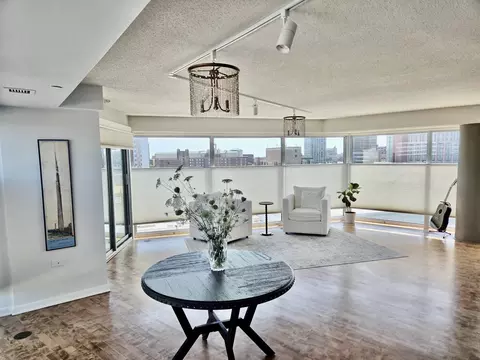 1720 Maple Ave #910, Evanston, IL 60201