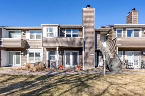 4643 Crow Creek Ct, Bettendorf, IA 52722