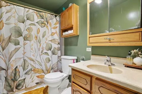 Bath - 415 Garfield Rd, Ingleside, IL 60041 photo 1 of 2