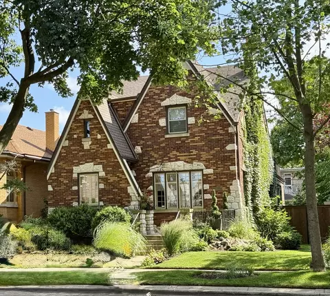 2821 W Greenleaf Ave, Chicago, IL 60645