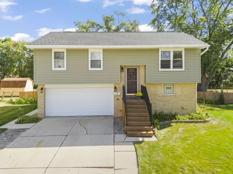 13 S Victoria Ln, Streamwood, IL 60107
