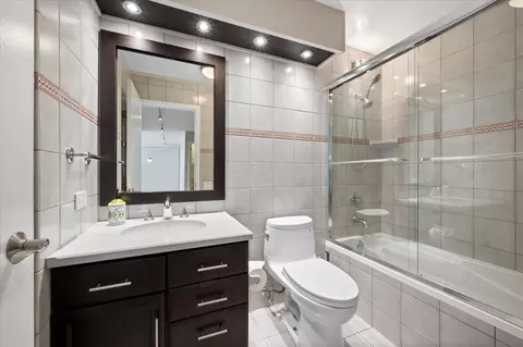 Bath - 110 E Delaware Pl #404, Chicago, IL 60611 photo 2 of 3
