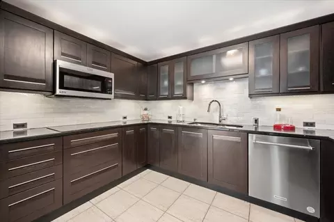 Kitchen - 110 E Delaware Pl #404, Chicago, IL 60611 photo 2 of 2