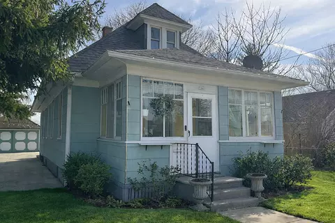 711 Bluff City Blvd, Elgin, IL 60120