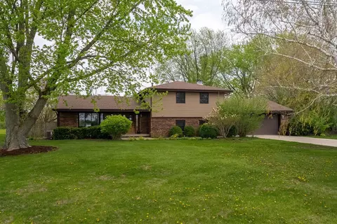 1102 Countryside Ln, Pontiac, IL 61764