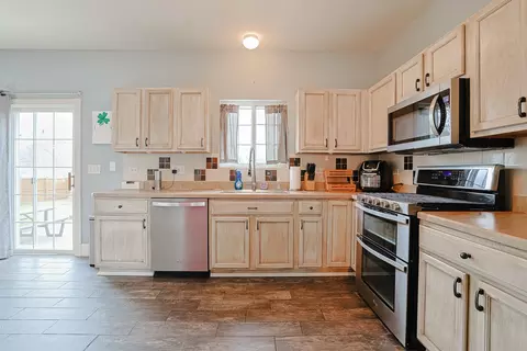 Kitchen - 14401 Capital Dr, Plainfield, IL 60544 photo 1 of 5