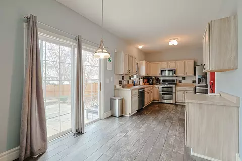 Kitchen - 14401 Capital Dr, Plainfield, IL 60544 photo 4 of 5