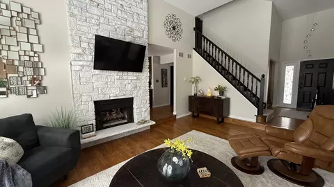 Living - 4948 145th St, Midlothian, IL 60445 photo 1 of 8