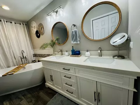 Bath - 4948 145th St, Midlothian, IL 60445 photo 1 of 9