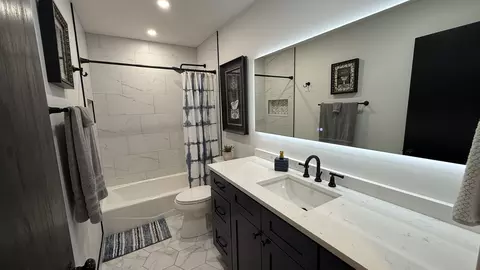 Bath - 4948 145th St, Midlothian, IL 60445 photo 7 of 9