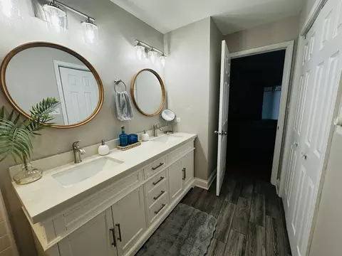 Bath - 4948 145th St, Midlothian, IL 60445 photo 4 of 9