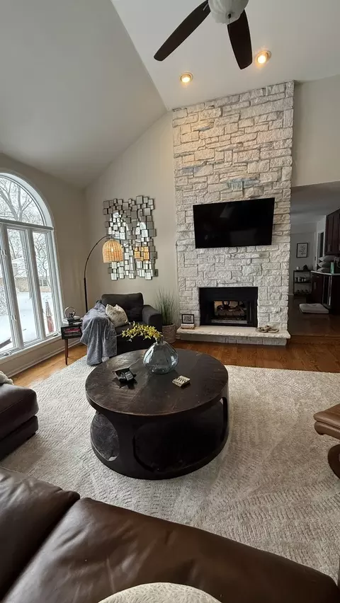 Living - 4948 145th St, Midlothian, IL 60445 photo 2 of 8