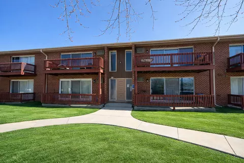 555 N Carroll Pkwy #1F, Glenwood, IL 60425