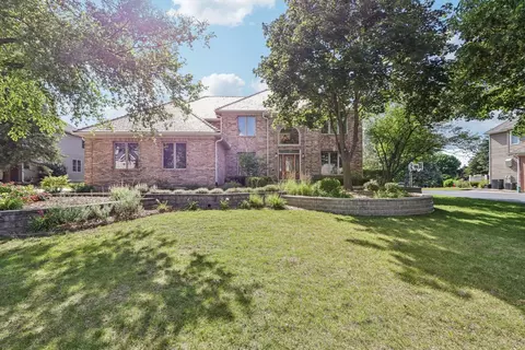 641 Mason Ln, Lake In The Hills, IL 60156