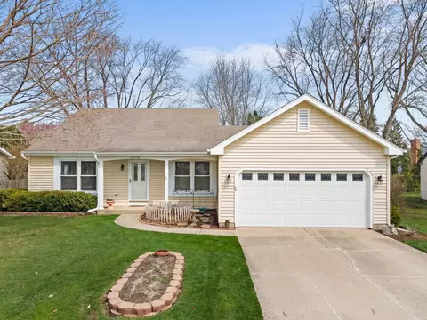 1072 Cedar Crest Dr, Crystal Lake, IL 60014