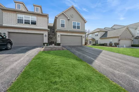 2707 Cobblestone Dr #END, Crystal Lake, IL 60012