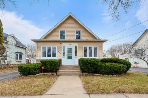 934 Clay St, Woodstock, IL 60098