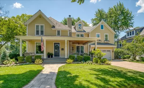 215 Fulton Ave, Saint Charles, IL 60174