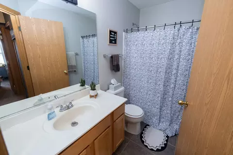 Bath - 2375 Cove Ct, Elgin, IL 60123 photo 3 of 3