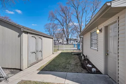 Exterior - 1562 S 5th Ave, Kankakee, IL 60901 photo 2 of 4