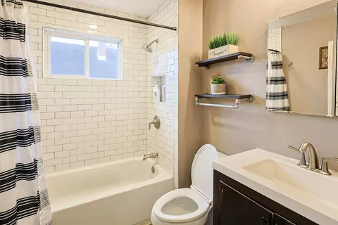 Bath - 453 Orchard St, Elgin, IL 60123 photo 1 of 2