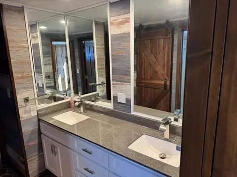 Bath - 403 W Mitchell St, Benton, IL 62812 photo 3 of 7