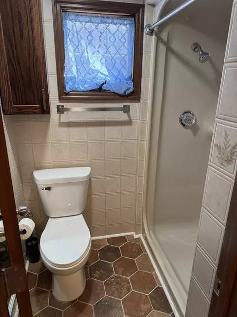 Bath - 403 W Mitchell St, Benton, IL 62812 photo 5 of 7
