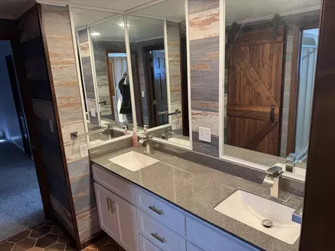 Bath - 403 W Mitchell St, Benton, IL 62812 photo 1 of 7