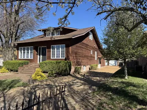 Exterior - 403 W Mitchell St, Benton, IL 62812 photo 2 of 7