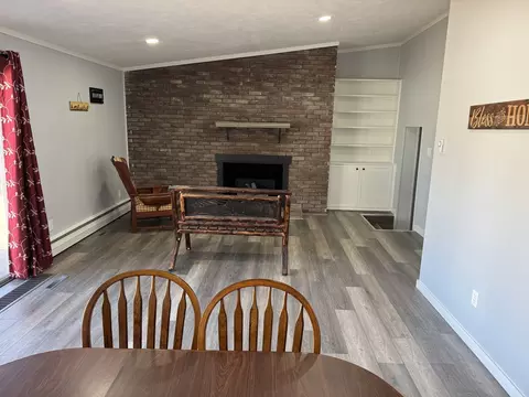 Living - 403 W Mitchell St, Benton, IL 62812 photo 5 of 7